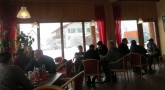 たくさんの若者で賑わうレッテンバッハ村の食堂